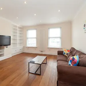 Spacious 2 Bedroom Maisonette In Stratford Apartment London