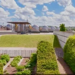 Contemporary Overlooking Barrier Park Homestay London